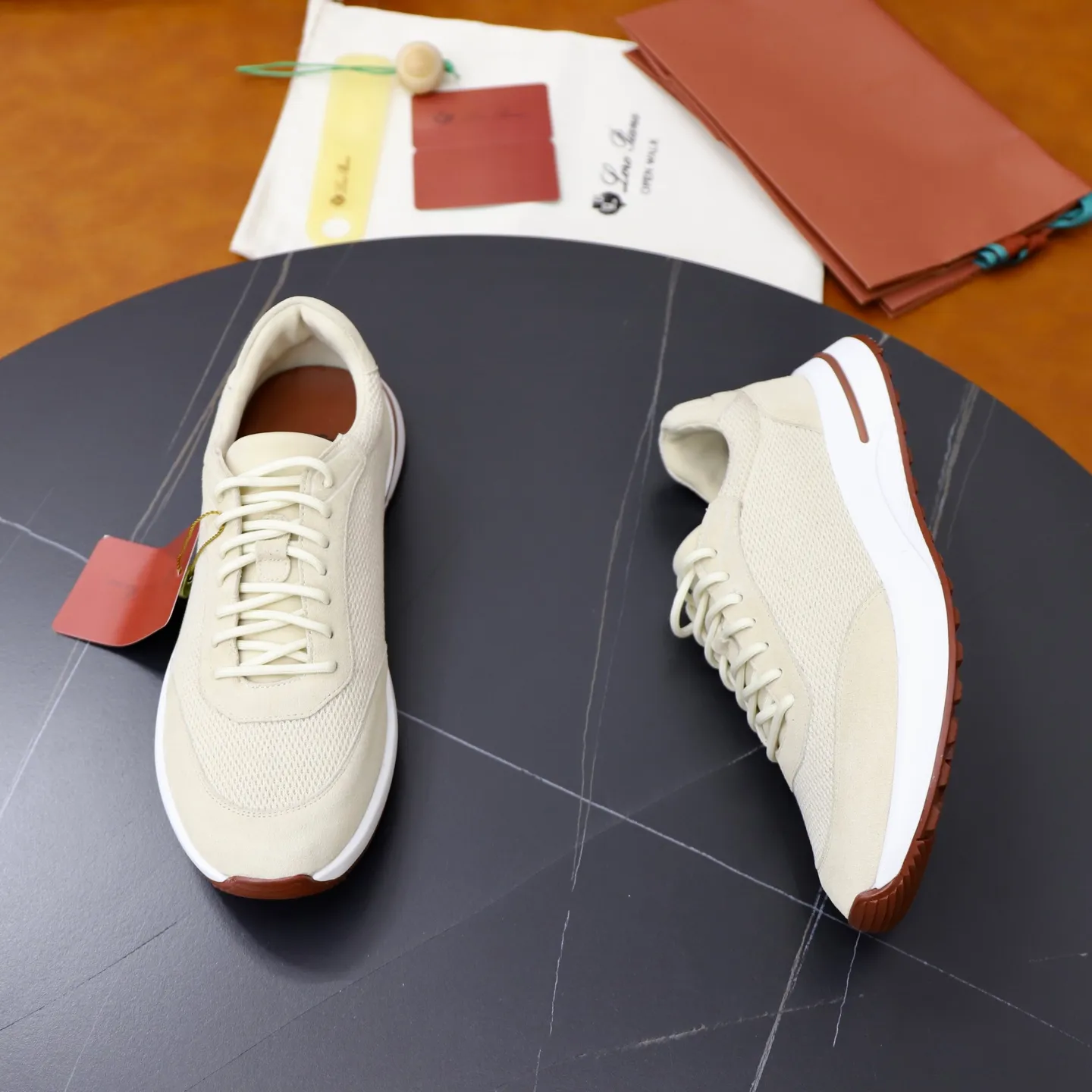 Ex-factory price: 560💰Loro Piana Tennis Walk men’s moral training sneakers! These new textured leather tennis shoes feature an ultra-low-top design for year-round wear and are water-resistant. The wrapped sole creates an effortlessly attractive color combination that harmoniously blends functionality with understated style. The ideal footwear option for urban dressing. The heel is decorated with a soft calfskin tongue with Kummel color inserts and an embossed LP logo. Cotton shoelaces. Material: Upper: Gray woven stitching with cowhide accents! Sole: Rubber lining: Cow leather original rubber sole, excellent foot comfort, complete package! Size: 38-39-40-41-42-43-44 leather shoe size (4546 can be customized)